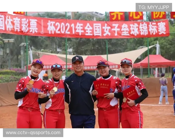 国家女垒队长奚凯琳参与全明星赛 助推垒球运动普及 国家女垒队长奚凯琳参与全明星赛 助推垒球运动普及
